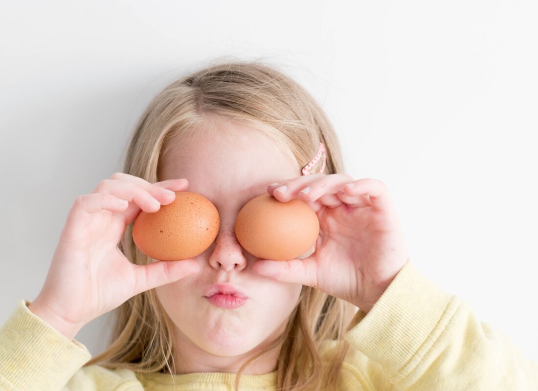 parenting seminar / webinar on stress free mrning routines, photo of girl holding eggs